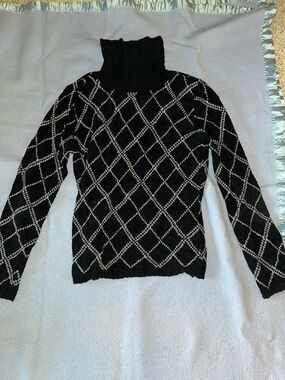 VTG Artisan Black Turtleneck Argyle Sweater with White Diamond Pattern